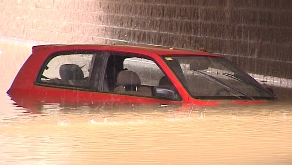 Un coche atrapado por las lluvias