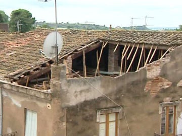 Tejado destrozado tras una tormenta Tejado destrozado tras una tormenta