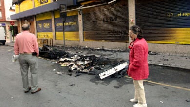 Queman varios contenedores en Bilbao y el fuego afecta a 7 vehículos y una fachada