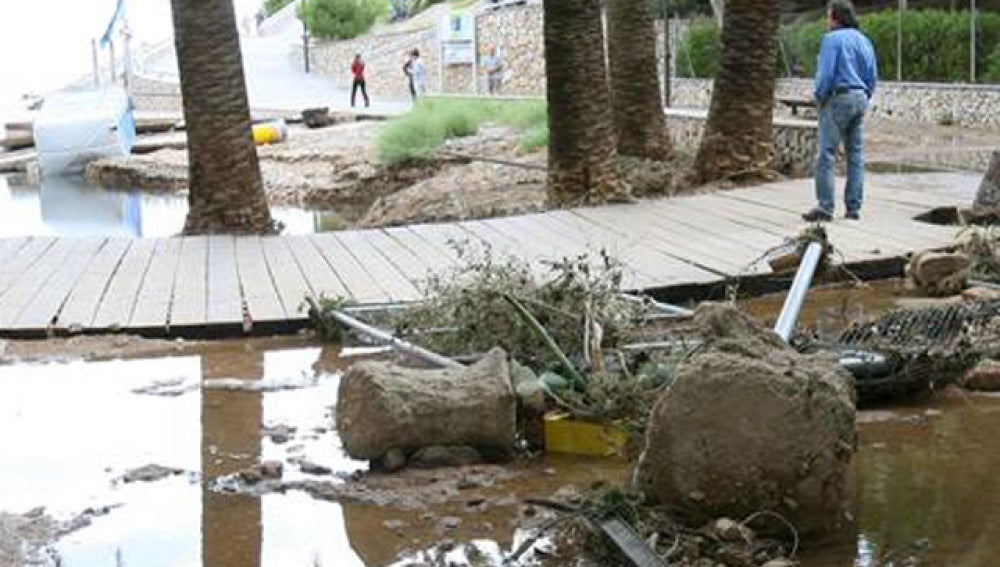 Estado en el que se encuentra las inmedicaciones de una playa tras una tormenta