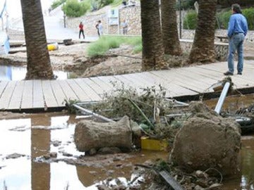 Estado en el que se encuentra las inmedicaciones de una playa tras una tormenta