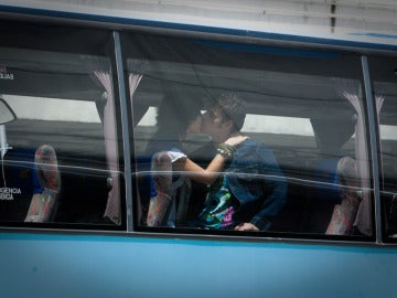 Julio y Cova se besan en el autobús