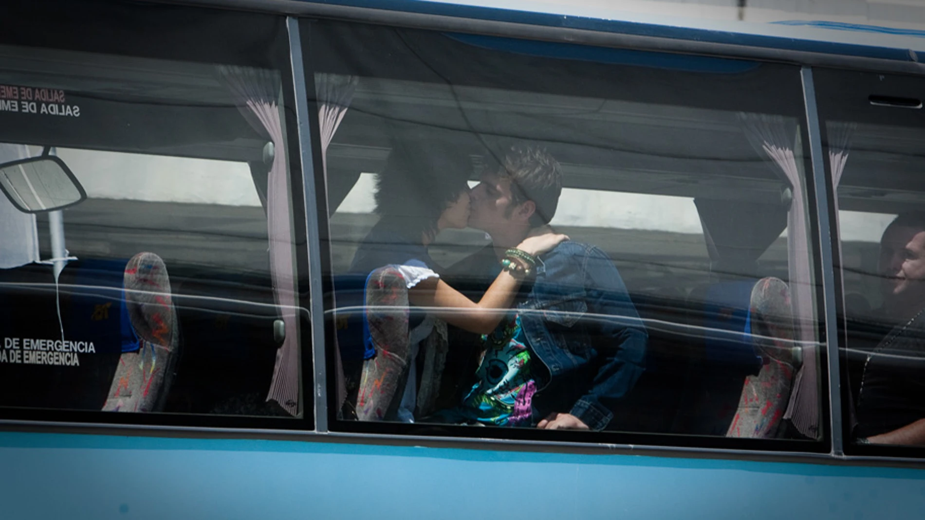 Julio y Cova se besan en el autobús