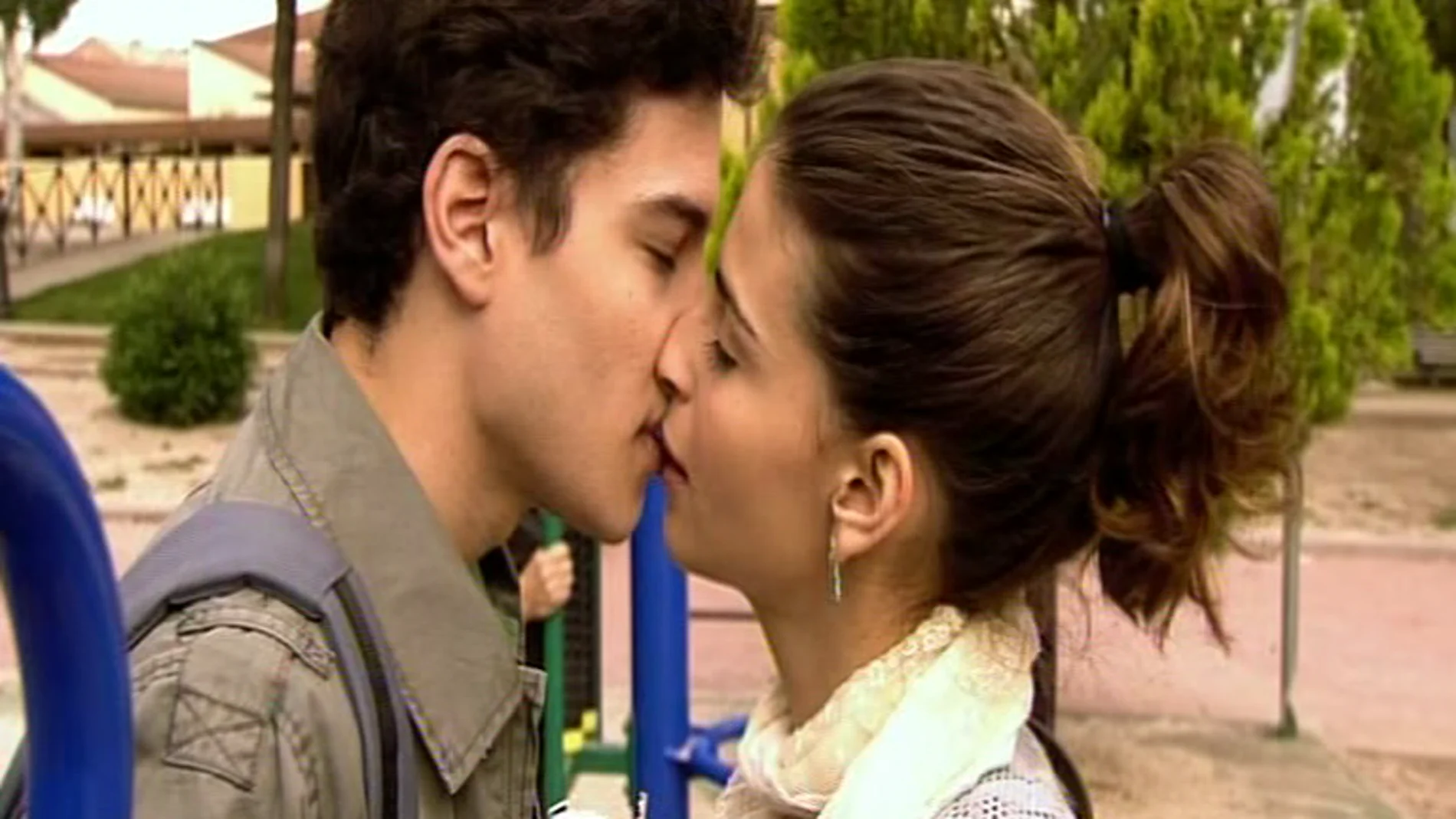 Daniela besa a Salva