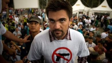 Juanes canta a favor de la paz en Colombia