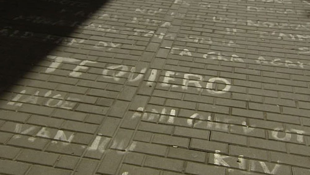 Calle de Granada pintada con 'te quieros'