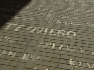 Calle de Granada pintada con 'te quieros'