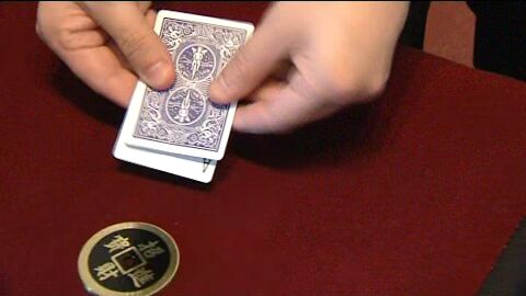 Un mago haciendo un juego de cartomagia