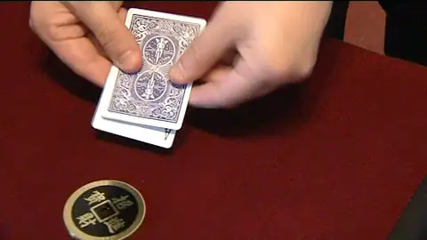 Un mago haciendo un juego de cartomagia Un mago haciendo un juego de cartomagia