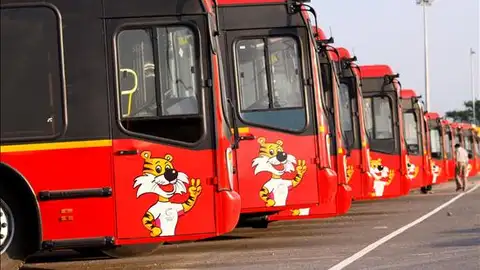 Autobuses urbanos en un parking Autobuses urbanos en un parking