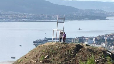Los creadores de la 'silla gigante' de Pontevedra salen a la luz