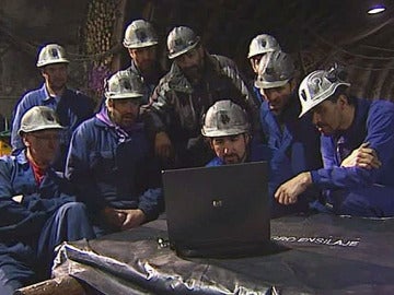 Los mineros reciben un saludo desde la mina