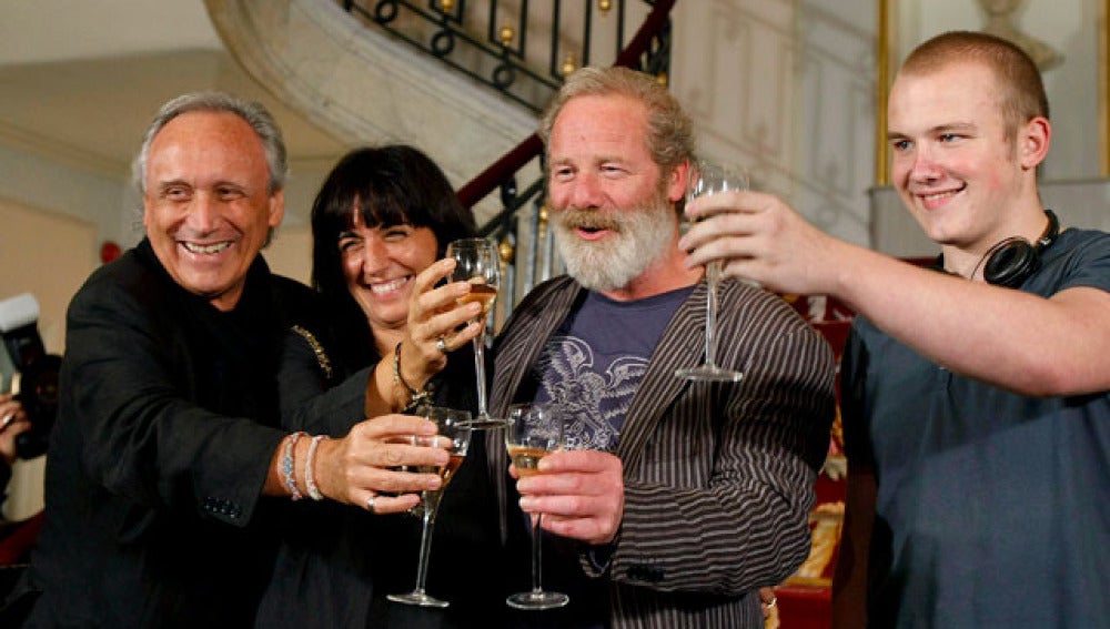 Peter Mullan con miembros de 'Neds'