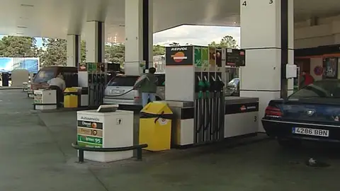 Imagen de archivo de una gasolinera Imagen de archivo de una gasolinera