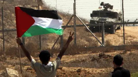Ondea una bandera palestina ante las tropas israelíes Ondea una bandera palestina ante las tropas israelíes