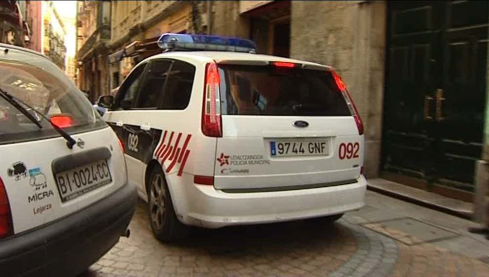 Coche de policía llegando a la pensión