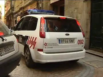 Coche de policía llegando a la pensión Coche de policía llegando a la pensión