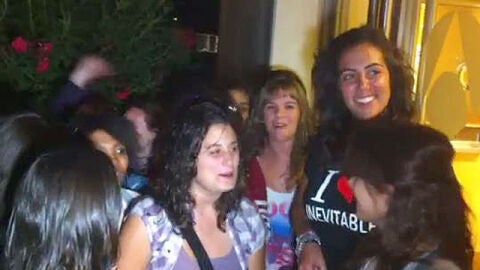 Fans a las puertas esperando a Dulce Mar&iacute;a