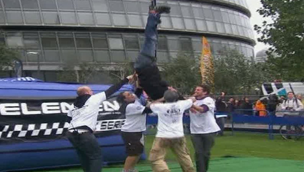 Un británico bate el récord de saltos de puenting