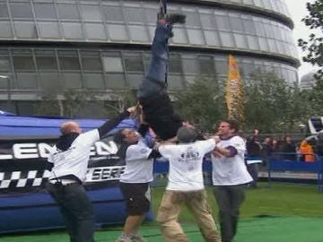 Un británico bate el récord de saltos de puenting
