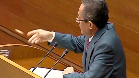 &Aacute;ngel Luna lanza una piedra