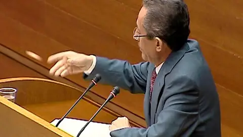 Ángel Luna lanza una piedra Ángel Luna lanza una piedra