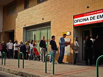 Cola de trabajadores a las puertas del INEM Cola de trabajadores a las puertas del INEM