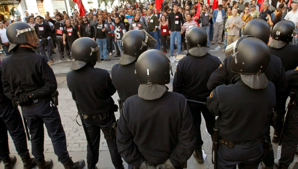 Antidisturbios frente a los manifestantes