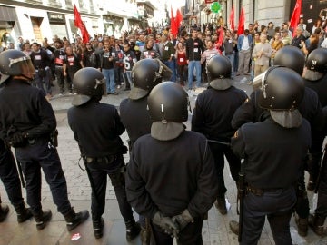 Antidisturbios frente a los manifestantes Antidisturbios frente a los manifestantes