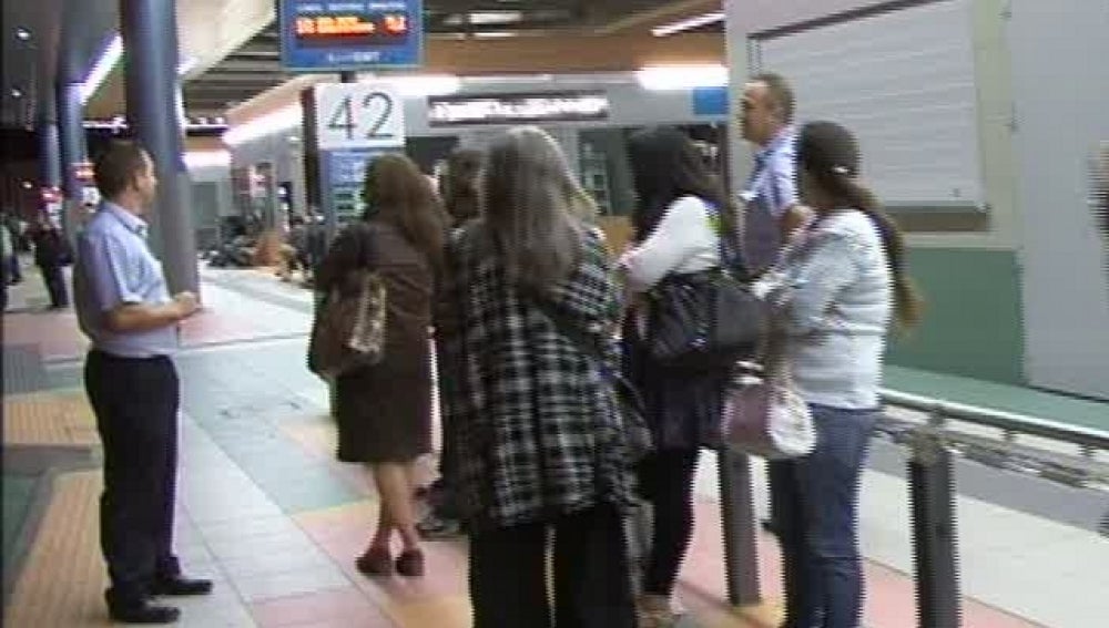 Esperando al autobús en Plaza de Castilla