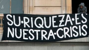 Cartel anticapitalista en un edificio del centro de Barcelona