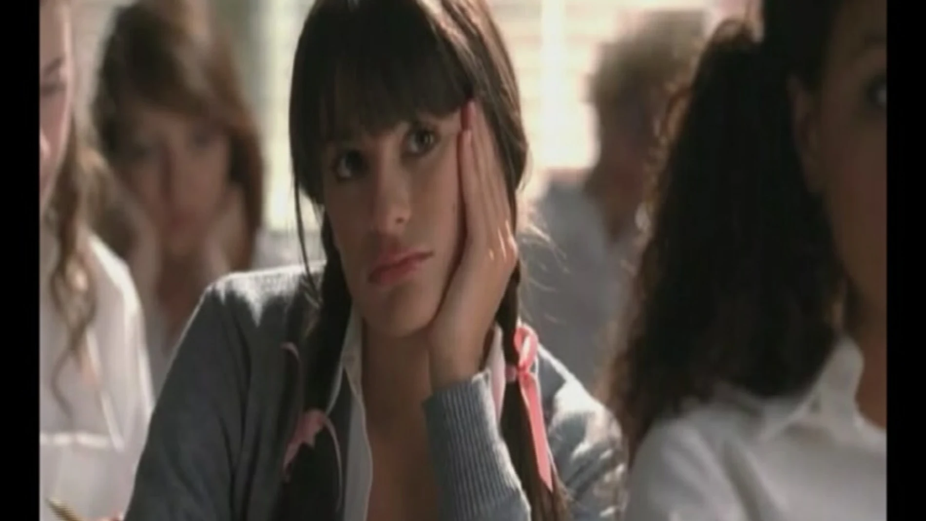 Lea Michele versiona Baby one more time