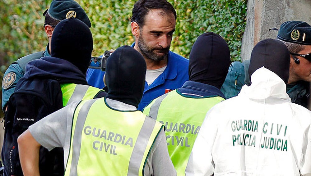 La Guardia Civil ha hallado explosivos y armas en una lonja de San Sebastián