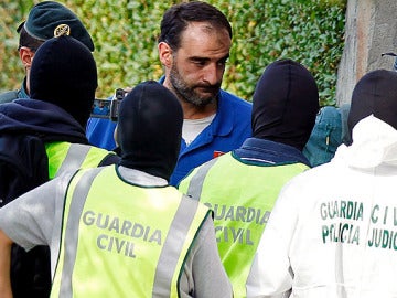 La Guardia Civil ha hallado explosivos y armas en una lonja de San Sebastián