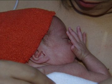 Un recién nacido en una sala de neonatos.