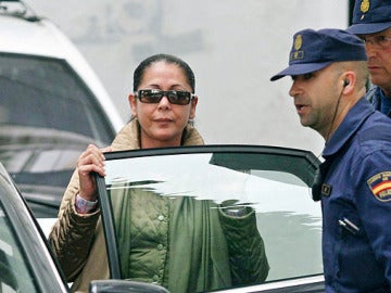 Isabel Pantoja escoltada por dos policías
