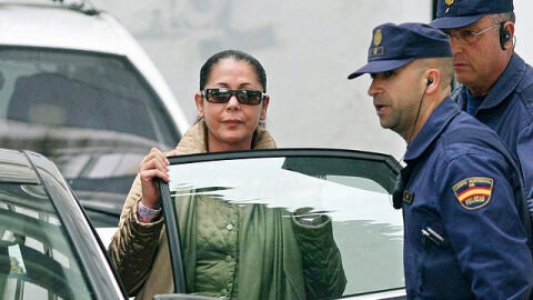 Isabel Pantoja escoltada por dos polic&iacute;as