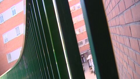 La valla por la que cay&oacute; el ni&ntilde;o