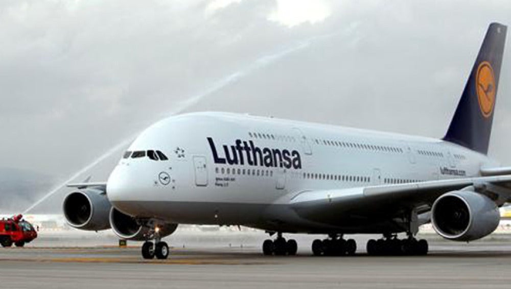 El Airbus 380 aterriza en El Prat