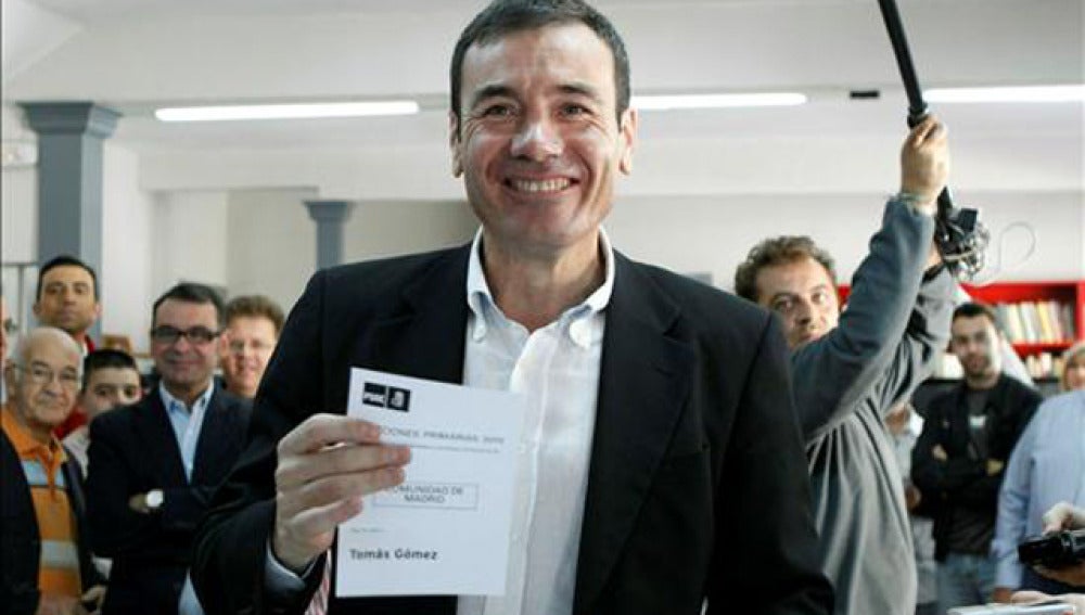 Tomás Gómez muestra la papeleta con su nombre