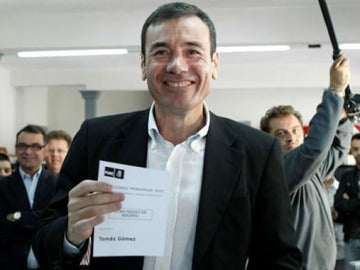 Tomás Gómez muestra la papeleta con su nombre