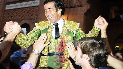 Juan Mora sale a hombros de Las Ventas Juan Mora sale a hombros de Las Ventas
