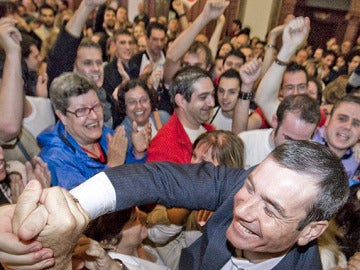 Los votantes reciben a Gómez