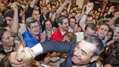 Los votantes reciben a G&oacute;mez