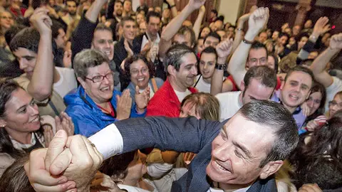 Los votantes reciben a Gómez Los votantes reciben a Gómez