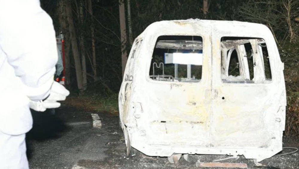 La furgoneta donde hallaron al bebé calcinados