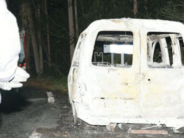 La furgoneta donde hallaron al bebé calcinados