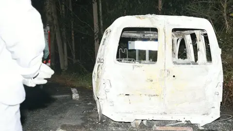 La furgoneta donde hallaron al bebé calcinados La furgoneta donde hallaron al bebé calcinados