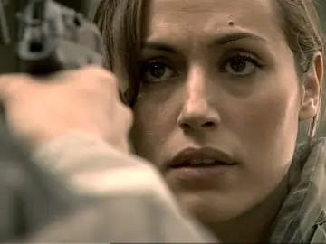 Fermín se lleva a Max y Hugo apunta con una pistola a Rebeca Fermín se lleva a Max y Hugo apunta con una pistola a Rebeca