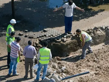 Obreros trabajan en la tubería de gas rota Obreros trabajan en la tubería de gas rota